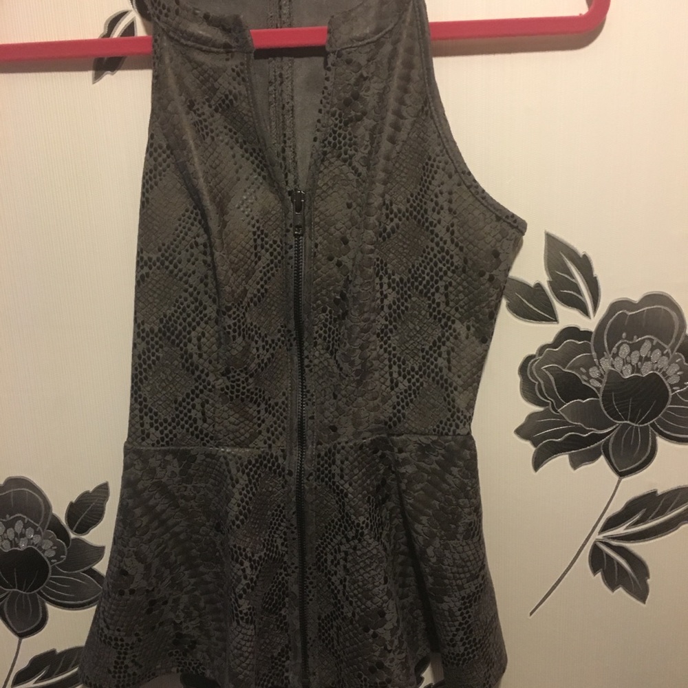 Guess leatherette /suede top xs